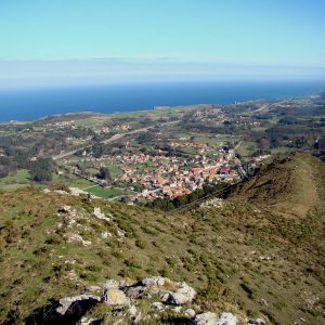 Vista panorámica de Nueva de Llanes desde Montaña